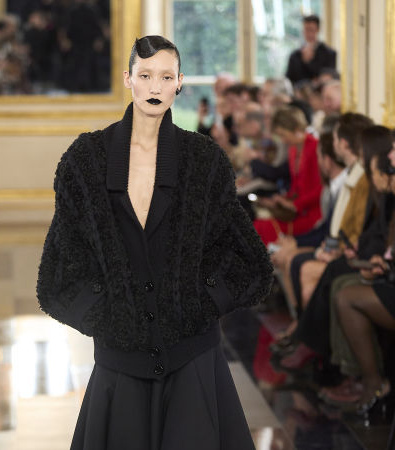 Black is the new Pink για τον Pierpaolo Piccioli και το έδειξε στη συλλογή FW '24 του Valentino