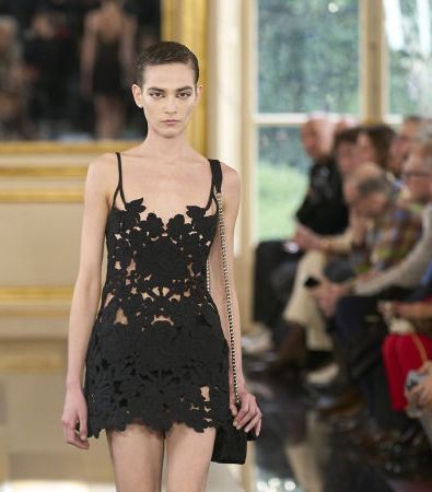 Black is the new Pink για τον Pierpaolo Piccioli και το έδειξε στη συλλογή FW '24 του Valentino