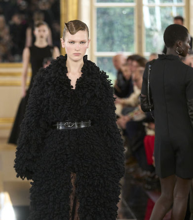 Black is the new Pink για τον Pierpaolo Piccioli και το έδειξε στη συλλογή FW '24 του Valentino