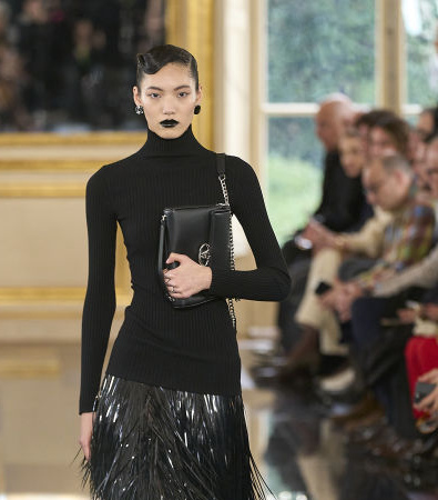 Black is the new Pink για τον Pierpaolo Piccioli και το έδειξε στη συλλογή FW '24 του Valentino