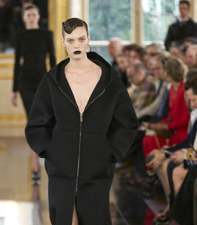 Black is the new Pink για τον Pierpaolo Piccioli και το έδειξε στη συλλογή FW '24 του Valentino