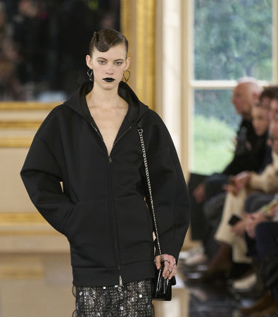 Black is the new Pink για τον Pierpaolo Piccioli και το έδειξε στη συλλογή FW '24 του Valentino