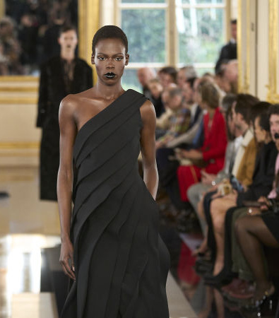 Black is the new Pink για τον Pierpaolo Piccioli και το έδειξε στη συλλογή FW '24 του Valentino