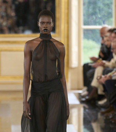 Black is the new Pink για τον Pierpaolo Piccioli και το έδειξε στη συλλογή FW '24 του Valentino