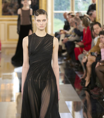 Black is the new Pink για τον Pierpaolo Piccioli και το έδειξε στη συλλογή FW '24 του Valentino