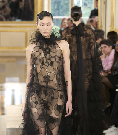 Black is the new Pink για τον Pierpaolo Piccioli και το έδειξε στη συλλογή FW '24 του Valentino