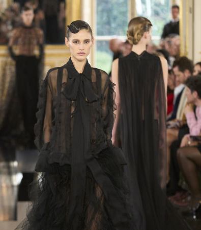 Black is the new Pink για τον Pierpaolo Piccioli και το έδειξε στη συλλογή FW '24 του Valentino