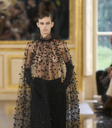 Black is the new Pink για τον Pierpaolo Piccioli και το έδειξε στη συλλογή FW '24 του Valentino