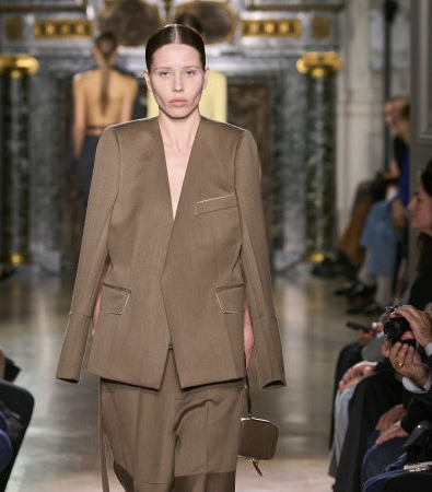 Η συλλογή της Victoria Beckham FW '24 επαναπροσδιορίζει τα βασικά κομμάτια της γκαρνταρόμπας