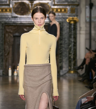 Η συλλογή της Victoria Beckham FW '24 επαναπροσδιορίζει τα βασικά κομμάτια της γκαρνταρόμπας