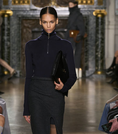 Η συλλογή της Victoria Beckham FW '24 επαναπροσδιορίζει τα βασικά κομμάτια της γκαρνταρόμπας