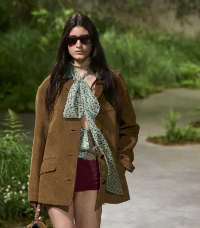 Gucci Londra: Η αιθέρια συλλογή Cruise 2025 του οίκου ήταν η επιτομή της σύγχρονης γυναίκας