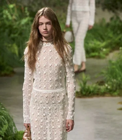 Gucci Londra: Η αιθέρια συλλογή Cruise 2025 του οίκου ήταν η επιτομή της σύγχρονης γυναίκας