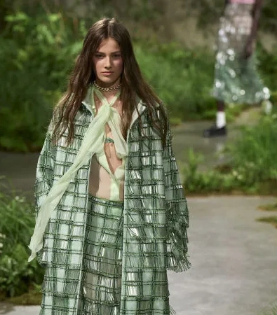 Gucci Londra: Η αιθέρια συλλογή Cruise 2025 του οίκου ήταν η επιτομή της σύγχρονης γυναίκας