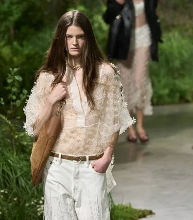 Gucci Londra: Η αιθέρια συλλογή Cruise 2025 του οίκου ήταν η επιτομή της σύγχρονης γυναίκας