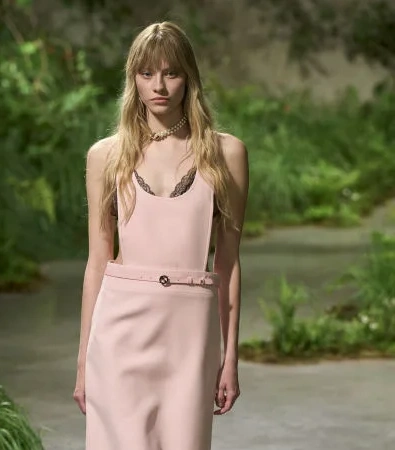 Gucci Londra: Η αιθέρια συλλογή Cruise 2025 του οίκου ήταν η επιτομή της σύγχρονης γυναίκας