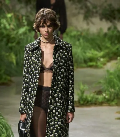 Gucci Londra: Η αιθέρια συλλογή Cruise 2025 του οίκου ήταν η επιτομή της σύγχρονης γυναίκας