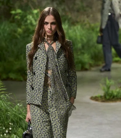 Gucci Londra: Η αιθέρια συλλογή Cruise 2025 του οίκου ήταν η επιτομή της σύγχρονης γυναίκας