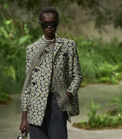 Gucci Londra: Η αιθέρια συλλογή Cruise 2025 του οίκου ήταν η επιτομή της σύγχρονης γυναίκας