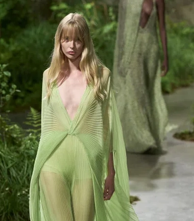 Gucci Londra: Η αιθέρια συλλογή Cruise 2025 του οίκου ήταν η επιτομή της σύγχρονης γυναίκας