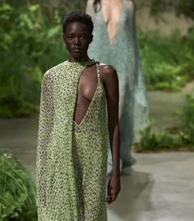 Gucci Londra: Η αιθέρια συλλογή Cruise 2025 του οίκου ήταν η επιτομή της σύγχρονης γυναίκας