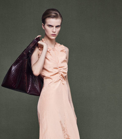 Η συλλογή της Victoria Beckham Resort '25 είναι μια ανάσα φρέσκου αέρα στον κόσμο της μόδας