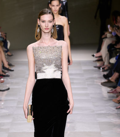 Giorgio Armani Privé Fall '24 Couture: Οι πέρλες και οι διαφάνειες ήταν τα σημεία αναφοράς της επίδειξης