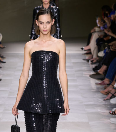 Giorgio Armani Privé Fall '24 Couture: Οι πέρλες και οι διαφάνειες ήταν τα σημεία αναφοράς της επίδειξης