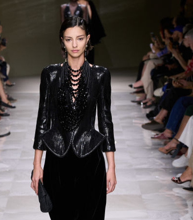 Giorgio Armani Privé Fall '24 Couture: Οι πέρλες και οι διαφάνειες ήταν τα σημεία αναφοράς της επίδειξης