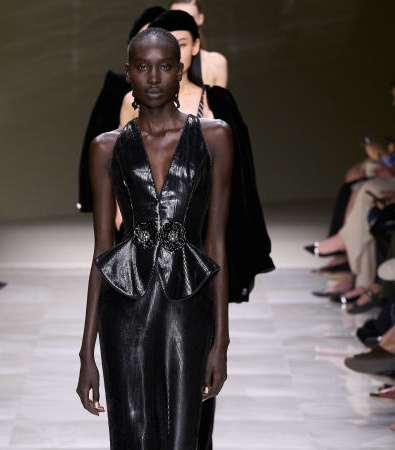 Giorgio Armani Privé Fall '24 Couture: Οι πέρλες και οι διαφάνειες ήταν τα σημεία αναφοράς της επίδειξης