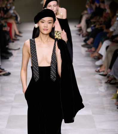 Giorgio Armani Privé Fall '24 Couture: Οι πέρλες και οι διαφάνειες ήταν τα σημεία αναφοράς της επίδειξης