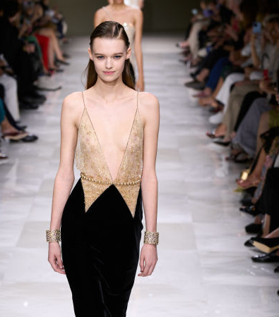 Giorgio Armani Privé Fall '24 Couture: Οι πέρλες και οι διαφάνειες ήταν τα σημεία αναφοράς της επίδειξης