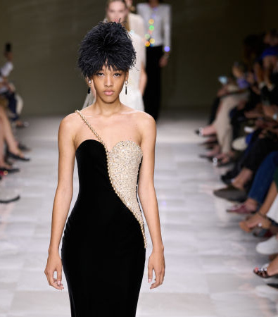 Giorgio Armani Privé Fall '24 Couture: Οι πέρλες και οι διαφάνειες ήταν τα σημεία αναφοράς της επίδειξης