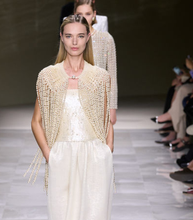 Giorgio Armani Privé Fall '24 Couture: Οι πέρλες και οι διαφάνειες ήταν τα σημεία αναφοράς της επίδειξης