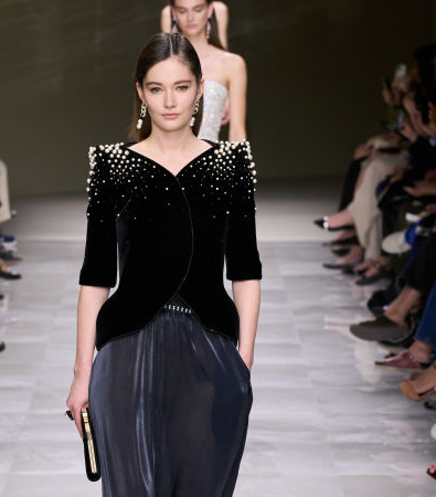 Giorgio Armani Privé Fall '24 Couture: Οι πέρλες και οι διαφάνειες ήταν τα σημεία αναφοράς της επίδειξης