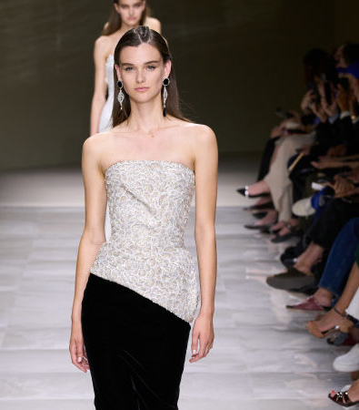 Giorgio Armani Privé Fall '24 Couture: Οι πέρλες και οι διαφάνειες ήταν τα σημεία αναφοράς της επίδειξης