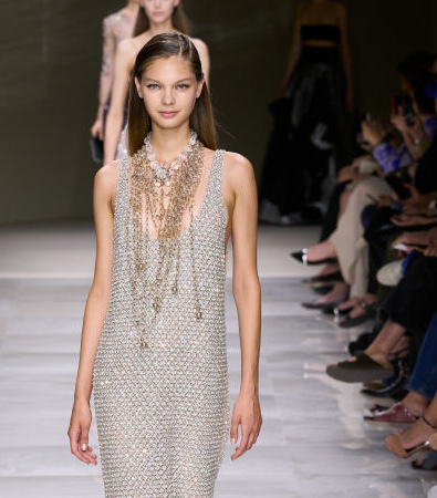 Giorgio Armani Privé Fall '24 Couture: Οι πέρλες και οι διαφάνειες ήταν τα σημεία αναφοράς της επίδειξης