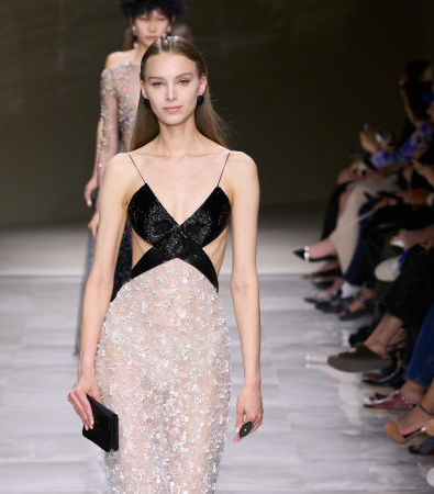 Giorgio Armani Privé Fall '24 Couture: Οι πέρλες και οι διαφάνειες ήταν τα σημεία αναφοράς της επίδειξης