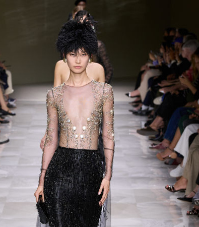Giorgio Armani Privé Fall '24 Couture: Οι πέρλες και οι διαφάνειες ήταν τα σημεία αναφοράς της επίδειξης