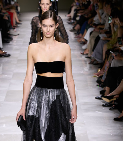 Giorgio Armani Privé Fall '24 Couture: Οι πέρλες και οι διαφάνειες ήταν τα σημεία αναφοράς της επίδειξης