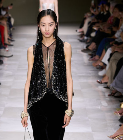 Giorgio Armani Privé Fall '24 Couture: Οι πέρλες και οι διαφάνειες ήταν τα σημεία αναφοράς της επίδειξης