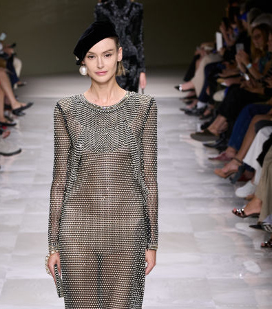 Giorgio Armani Privé Fall '24 Couture: Οι πέρλες και οι διαφάνειες ήταν τα σημεία αναφοράς της επίδειξης