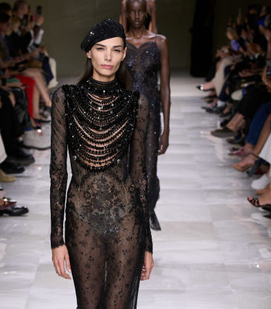 Giorgio Armani Privé Fall '24 Couture: Οι πέρλες και οι διαφάνειες ήταν τα σημεία αναφοράς της επίδειξης