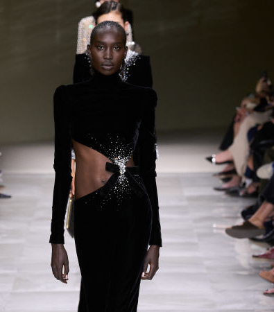 Giorgio Armani Privé Fall '24 Couture: Οι πέρλες και οι διαφάνειες ήταν τα σημεία αναφοράς της επίδειξης