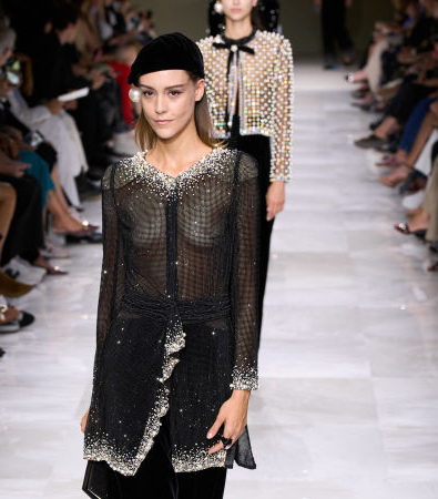 Giorgio Armani Privé Fall '24 Couture: Οι πέρλες και οι διαφάνειες ήταν τα σημεία αναφοράς της επίδειξης