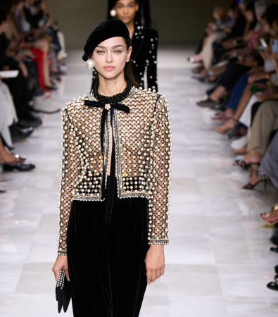 Giorgio Armani Privé Fall '24 Couture: Οι πέρλες και οι διαφάνειες ήταν τα σημεία αναφοράς της επίδειξης