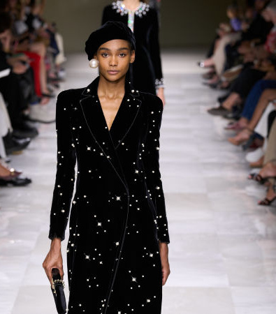 Giorgio Armani Privé Fall '24 Couture: Οι πέρλες και οι διαφάνειες ήταν τα σημεία αναφοράς της επίδειξης
