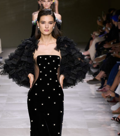 Giorgio Armani Privé Fall '24 Couture: Οι πέρλες και οι διαφάνειες ήταν τα σημεία αναφοράς της επίδειξης