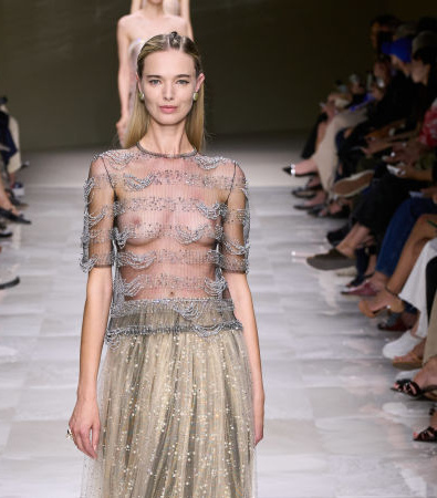 Giorgio Armani Privé Fall '24 Couture: Οι πέρλες και οι διαφάνειες ήταν τα σημεία αναφοράς της επίδειξης