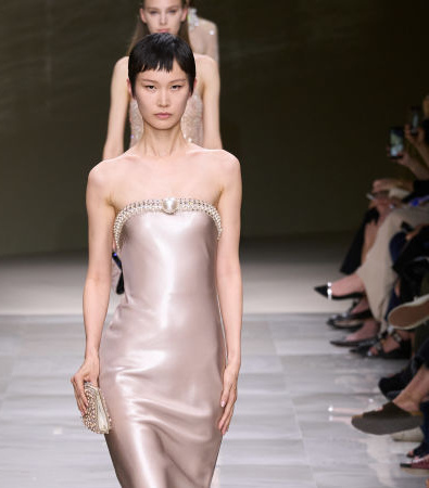 Giorgio Armani Privé Fall '24 Couture: Οι πέρλες και οι διαφάνειες ήταν τα σημεία αναφοράς της επίδειξης